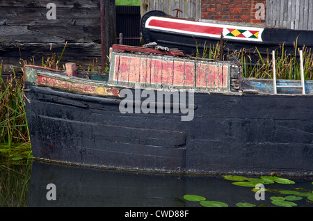 Black Country Living Museum, Dudley, West Midlands. Imbarcazioni strette nel bacino del canale dal cantiere. La barca di legno. Foto Stock