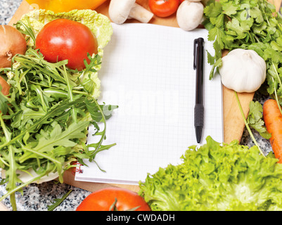 Nota libro tra le verdure per la scrittura di ricetta Foto Stock