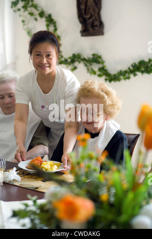 Mainz, donne anziane siedono al tavolo pranzo nella sala da pranzo Foto Stock