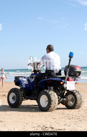 Spagna Conil de la Frontera, polizia pattuglia su un quad sulla spiaggia Foto Stock