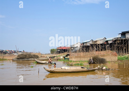 Orizzontale di un ampio angolo di visione del stilted case di Kompong Khleang, il villaggio galleggiante sul lago Tonle Sap in Cambogia Foto Stock