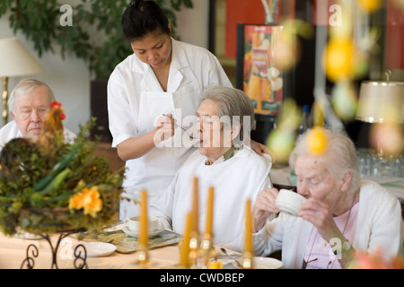 Mainz, donne anziane siedono al tavolo pranzo nella sala da pranzo Foto Stock