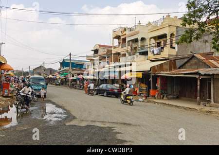 Vista orizzontale di un tipico streetscene con bancarelle di rivestimento del street in Phnom Penh Cambogia Foto Stock