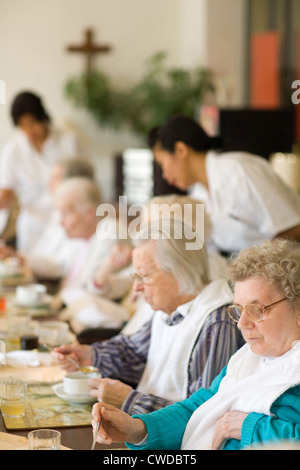 Mainz, donne anziane siedono al tavolo pranzo nella sala da pranzo Foto Stock