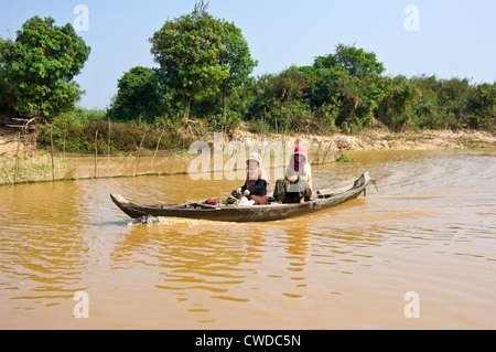 Ritratto orizzontale del Signore in una vecchia barca di legno in Kompong Khleang, il villaggio galleggiante sul lago Tonle Sap in Cambogia Foto Stock