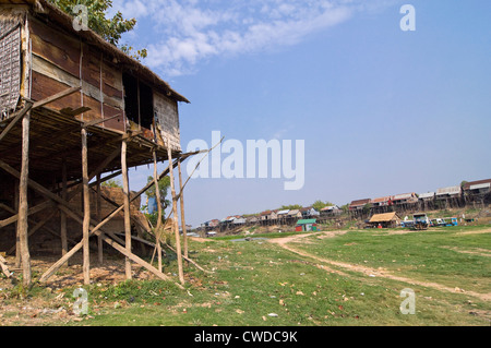 Vista orizzontale del tipico paesaggio intorno al lago Tonle Sap a basso livello dell'acqua e il stilted case di Kompong Khleang, Cambogia Foto Stock