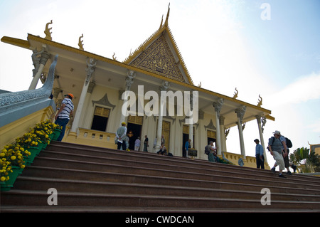 Vista orizzontale della grande entrata al trono Hall presso il Palazzo Reale di Phnom Penh Cambogia Foto Stock
