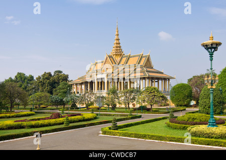 Vista orizzontale della Moonlight Pavilion e i giardini circostanti al Palazzo Reale di Phnom Penh Cambogia Foto Stock