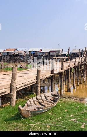 Vista verticale del tipico paesaggio intorno al lago Tonle Sap e stilted case di Kompong Khleang villaggio galleggiante in Cambogia Foto Stock