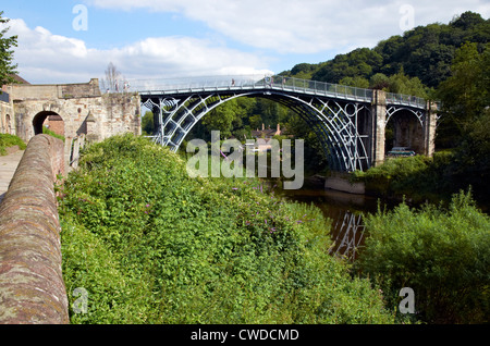 Il famoso ponte di ferro di Ironbridge, vicino a Telford, Shropshire, Inghilterra; prima costruzione in ghisa ponte del mondo 1779 Foto Stock