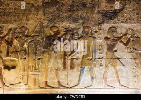 Rilievo colorata raffigurante Amon presso il tempio di Seti I in Abydos, Egitto Foto Stock