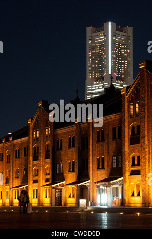 Landmark Tower a Minato Mirai domina l'antico magazzino di mattoni rossi (Akarenga Sōko) a Yokohama, Giappone Foto Stock