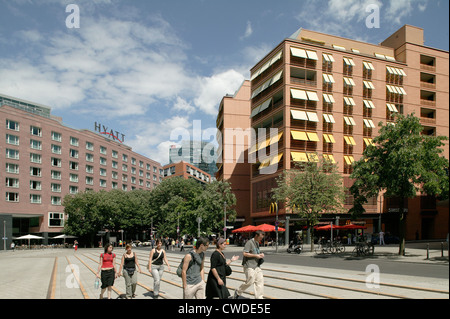 Berlino, passanti in corrispondenza Marlene-Dietrich-Platz Foto Stock