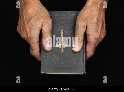 Mano,pregando,la bibbia,i religiosi Foto Stock