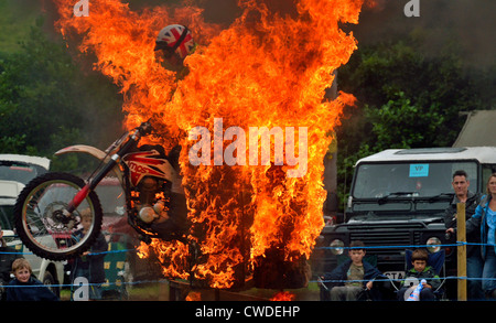 Gli stati dei PIM motociclo Team Display Saltare attraverso un cerchio di fuoco a Chagford Visualizza, Devon Foto Stock