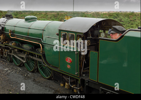 Romney, Hythe e Dymchurch locomotore ferroviario in attesa presso la stazione di Dungeness Foto Stock