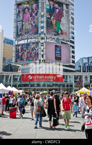 Intrattenimento e festival su Yonge & Dundas Square nel centro cittadino di Toronto, Ontario;Canada Foto Stock