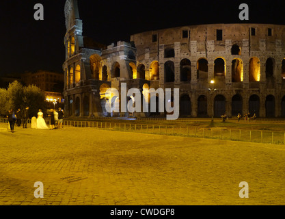 Colosseo di Roma illuminata di notte Foto Stock
