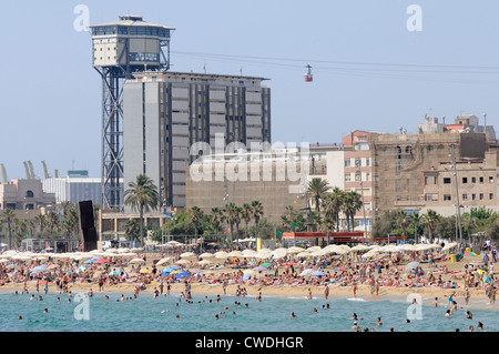 Affollata spiaggia di Barcellona in estate Foto Stock
