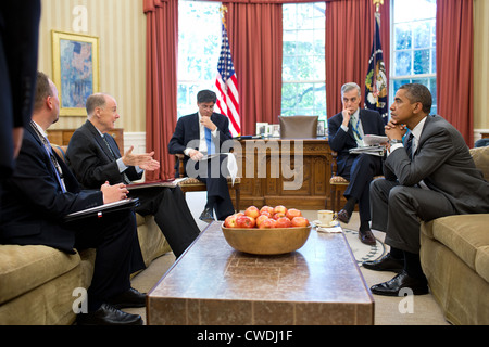 Il presidente Barack Obama incontra con i consulenti senior all Ufficio Ovale prima di una chiamata telefonica con il presidente russo Vladimir Putin Luglio 18, 2012 a Washington, DC. Nella foto, da sinistra, sono: Chris Mizelle, Direttore per la Russia e Asia centrale, NSS; National Security Advisor Tom Donilon; Capo di staff Jack Lew; e Denis McDonough, Vice National Security Advisor. Foto Stock