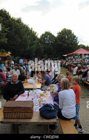 Goditi la serata picnic del villaggio a Loubejac, nella regione della Dordogna nel sud-ovest della Francia in Europa Foto Stock