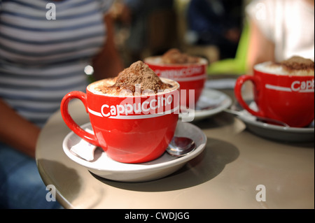 La piccola città di Prayssac nel sacco regione del sud-ovest della Francia Europa tazze di cappuccino caffè servito al bar Foto Stock