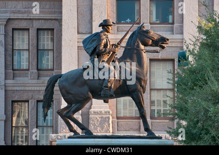 Terry il Texas Ranger, 1907 statua in bronzo da Pompeo Coppini, passeggiata grande area al Campidoglio di Austin, Texas, Stati Uniti d'America Foto Stock