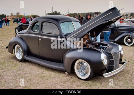 1940 Ford Coupe Deluxe asta a Hot Rod rivoluzione car show a Camp Mabry di Austin, Texas, Stati Uniti d'America Foto Stock