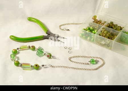 Perle di vetro di canna, in vetro di Murano e millefiori sparkle tra Sterling Silver chains. Foto Stock