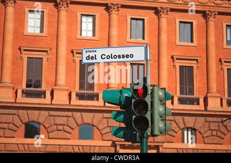 Segno di strada e al semaforo presso la Piazza del Colosseo, Roma, Italia, Europa Foto Stock