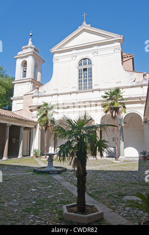 Il cortile della chiesa antica Basilica di San Clemente a Roma, Italia, Europa Foto Stock