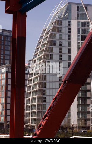 NV edifici moderni blocchi di appartamenti visto attraverso le travi del ponte girevole Huron Basin Salford Quays Greater Manchester Inghilterra England Foto Stock