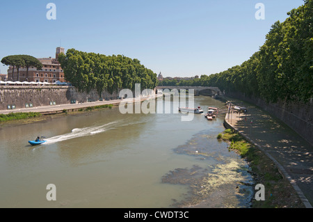 Vista del Ponte Umberto I ponte sul fiume Tevere a Roma, Italia, Europa Foto Stock