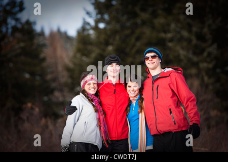 Un gruppo di quattro giovani attivi adulti sorridente su una escursione in Idaho. Foto Stock