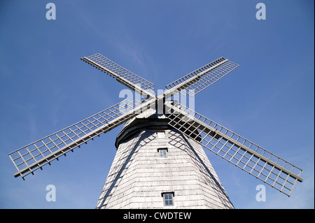 Vi è un vecchio mulino a vento produzione di farina Foto Stock