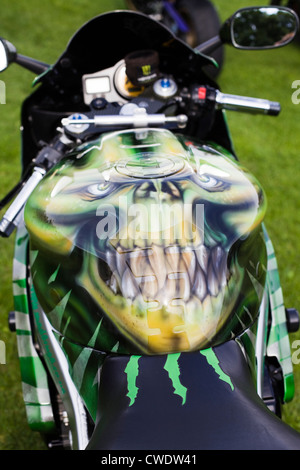Motore personalizzato bike i serbatoi del combustibile con un mimetizzata mostro sul Foto Stock