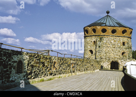 Un parapetto e la torre del XV secolo la fortezza medievale Olavinlinna in Savonlinna, Finlandia Foto Stock