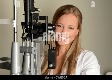 Ritratto di bellissima femmina ottico nella sala esame Foto Stock