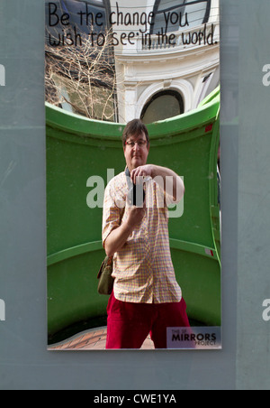 Self-portrait del fotografo in un specchio di distorsione (SF specchi progetto) Foto Stock