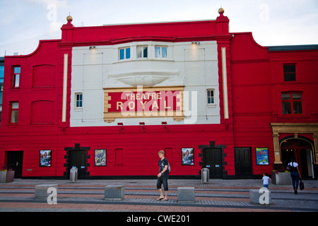 La facciata della Theatre Royal Stratford East, Gerry Raffles Square, Stratford, Londra, Inghilterra, Regno Unito Foto Stock