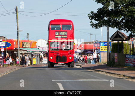 Vecchio autobus Routemaster in servizio temporaneo per la stagione delle vacanze a Great Yarmouth Foto Stock