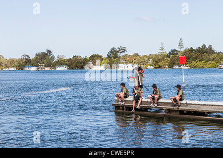 Ragazzi pesca dal molo presso Noosa Sunshine Coast, Australia Foto Stock