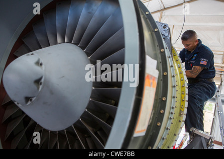 Avieri attaccare il motore di un jet a un A-10 Thunderbolt da 354Fighter Squadron a Davis-Monthan Air Force Base. Foto Stock
