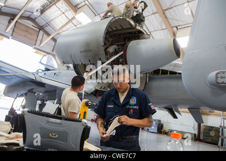 Avieri attaccare il motore di un jet a un A-10 Thunderbolt da 354Fighter Squadron a Davis-Monthan Air Force Base. Foto Stock