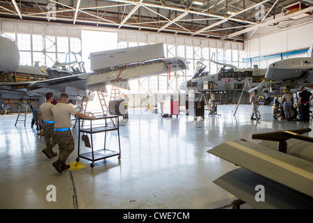 Avieri eseguire lavori di manutenzione su un A-10 Thunderbolt da 354Fighter Squadron a Davis-Monthan Air Force Base. Foto Stock