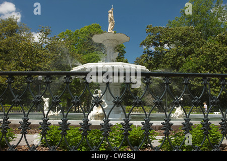 Ringhiere IN FERRO BATTUTO FONTANA Forsyth park Savannah in Georgia negli Stati Uniti Foto Stock