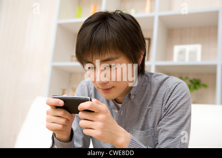 Giovane uomo utilizza lo smartphone Foto Stock