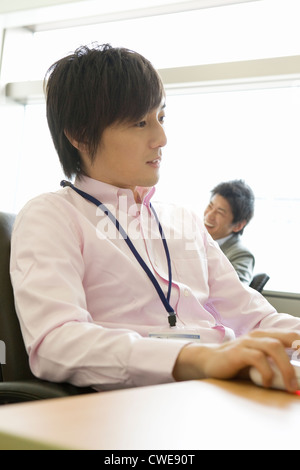 Due imprenditori lavora in ufficio Foto Stock