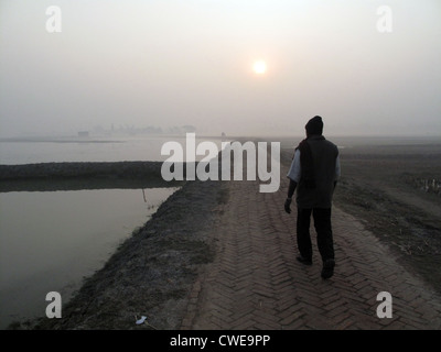 Un'alba mozzafiato che si affaccia sui fiumi più sacri dell'India. Gange delta in Sundarbans, Bengala Occidentale, India. Foto Stock