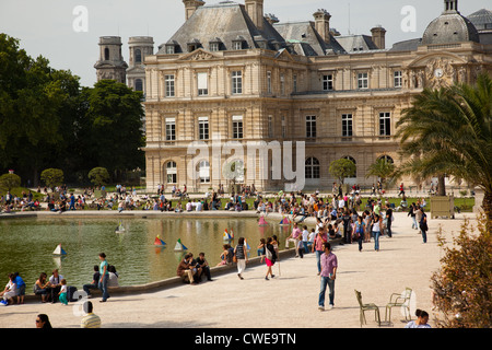 Visitatori godendo il lago e i giardini del Jardin du Luxembourg a Parigi Foto Stock